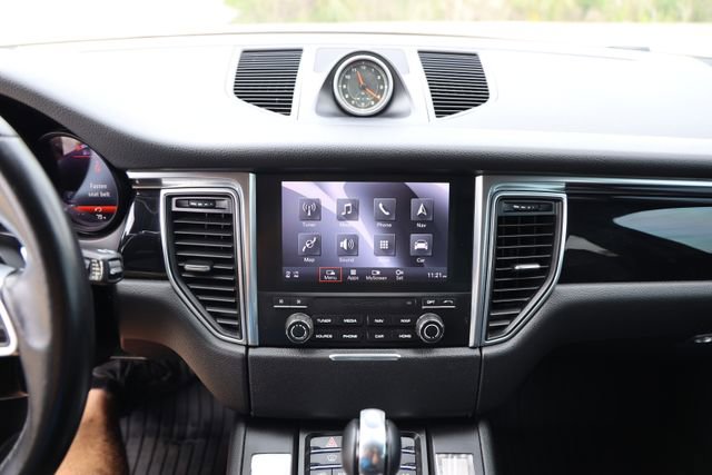 Used 2018 Porsche Macan AWD/4WD image 18