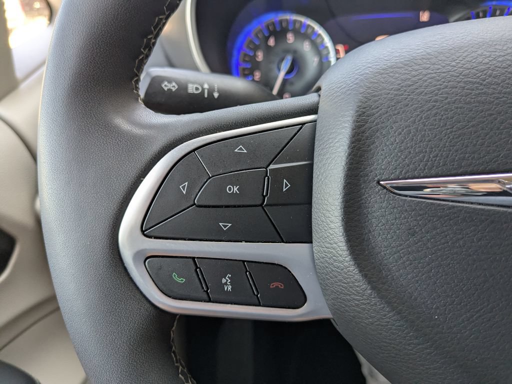 Used 2023 Chrysler Pacifica Touring-L FWD image 22