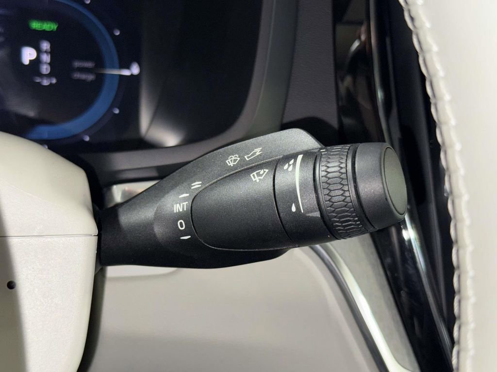 Used 2025 Volvo S60 T8 Plus image 27