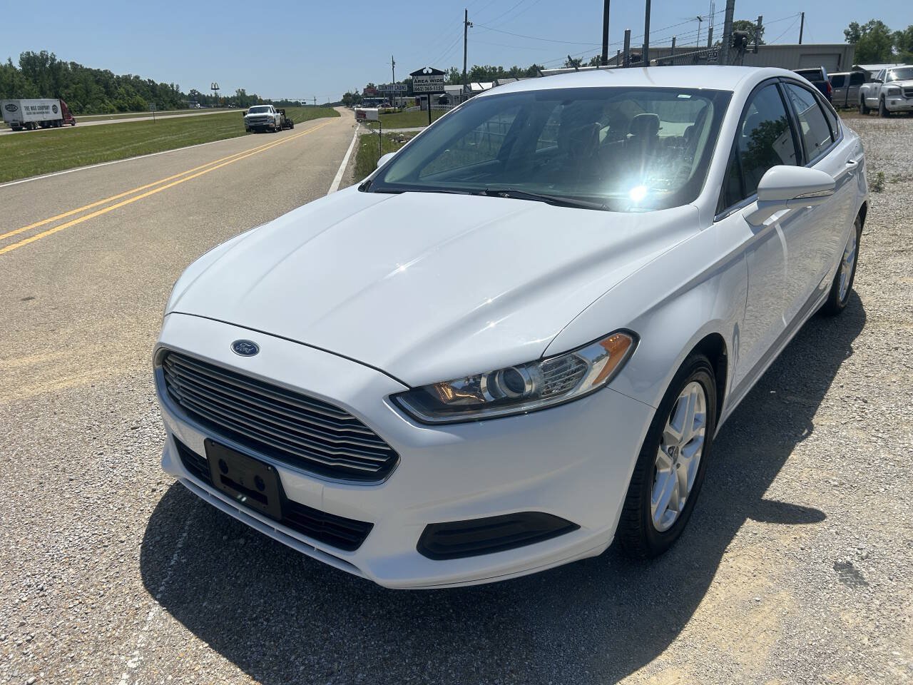Used 2016 Ford Fusion SE FWD image 2