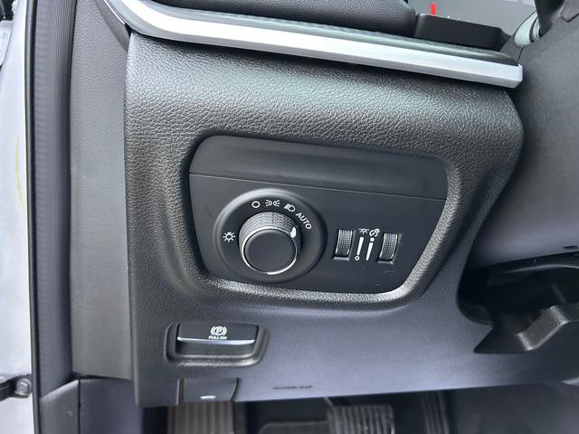 New 2025 Jeep Grand Cherokee Altitude image 18