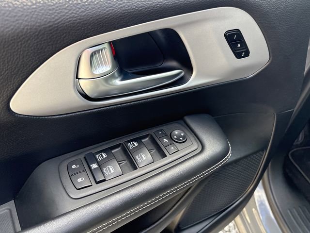 Used 2025 Chrysler Pacifica Limited AWD/4WD image 17