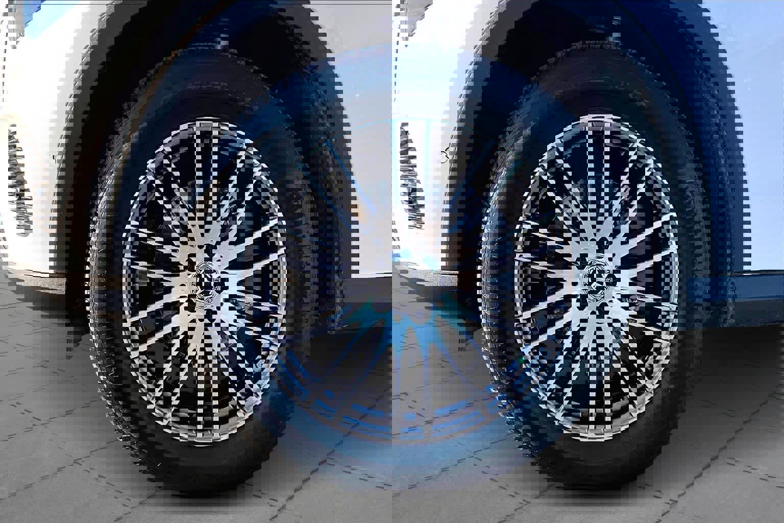 Used 2025 Mercedes-Benz GLC 300 4MATIC image 11