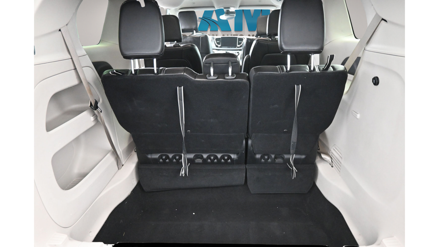 Used 2024 Chrysler Pacifica Touring-L FWD image 24