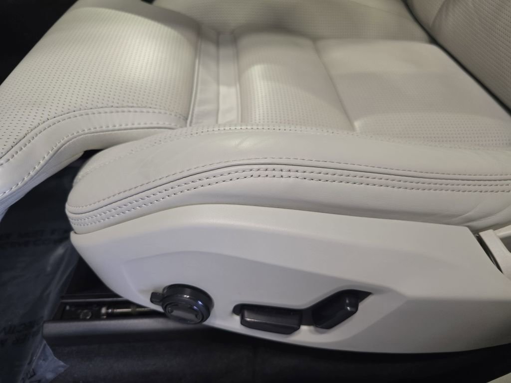 Used 2022 Volvo XC60 T8 Inscription w/ Advanced Package image 33