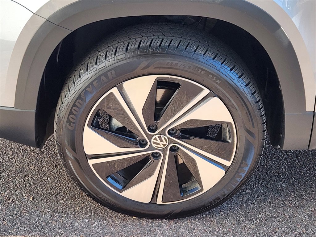 Used 2025 Volkswagen Taos SE image 30