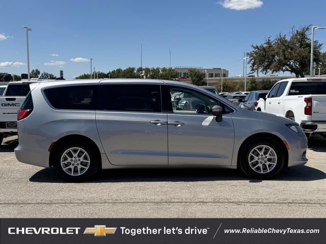 Used 2021 Chrysler Voyager LX FWD image 3
