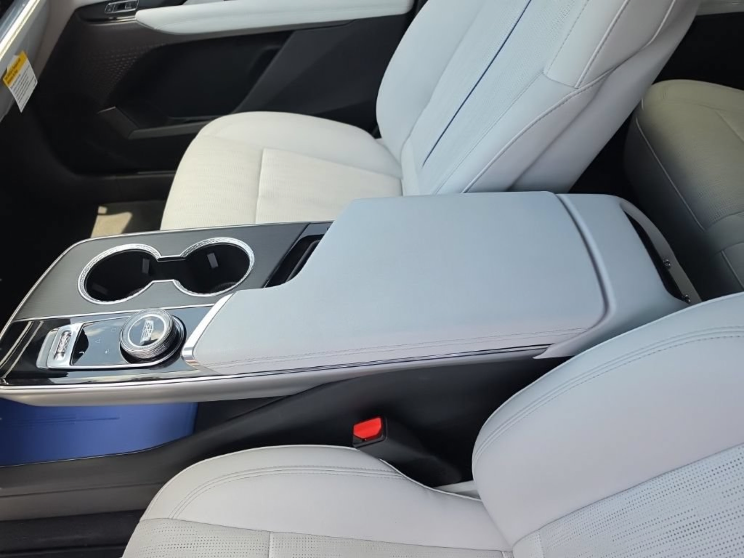 Used 2025 Cadillac Lyriq Luxury w/ LPO, Floor Liner Package AWD/4WD image 18