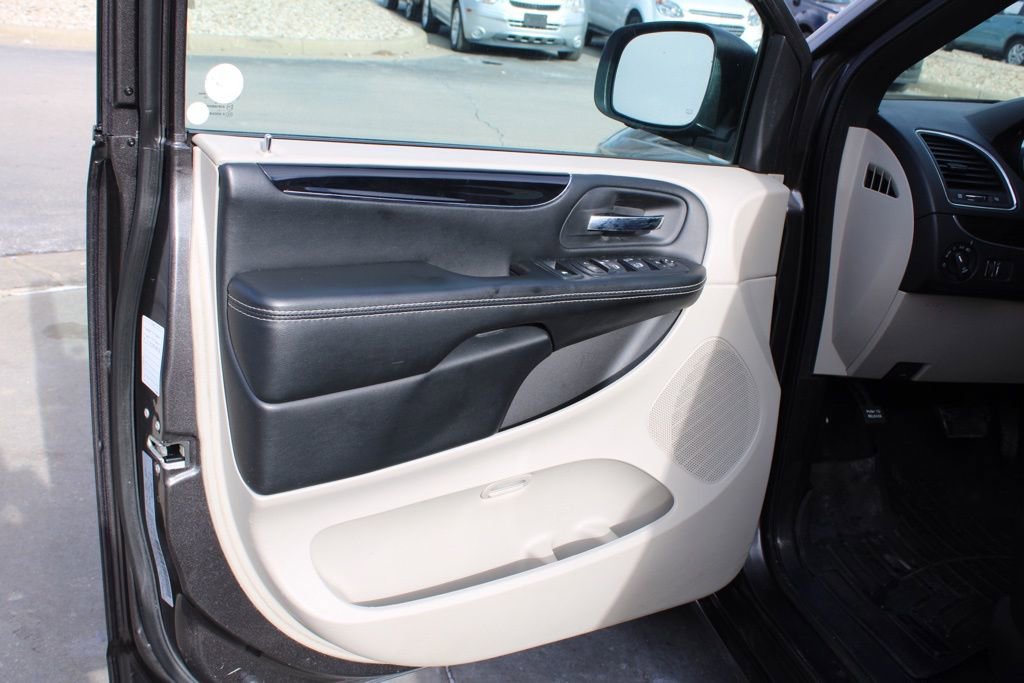 Used 2019 Dodge Grand Caravan SXT image 18