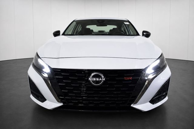 Used 2024 Nissan Altima 2.0 SR FWD image 2