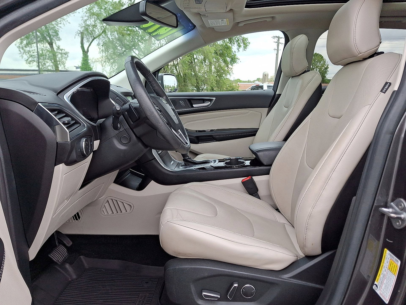 Used 2018 Ford Edge Titanium w/ Equipment Group 302A AWD/4WD image 11