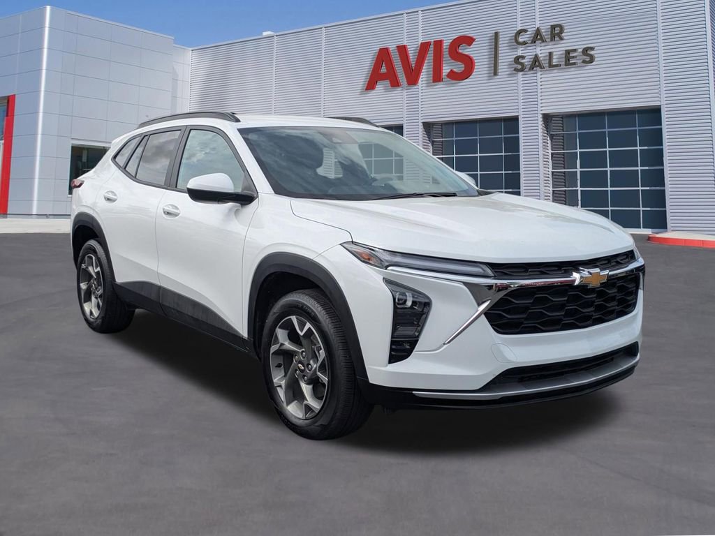 Used 2025 Chevrolet Trax LT w/ LT Convenience Package FWD image 3