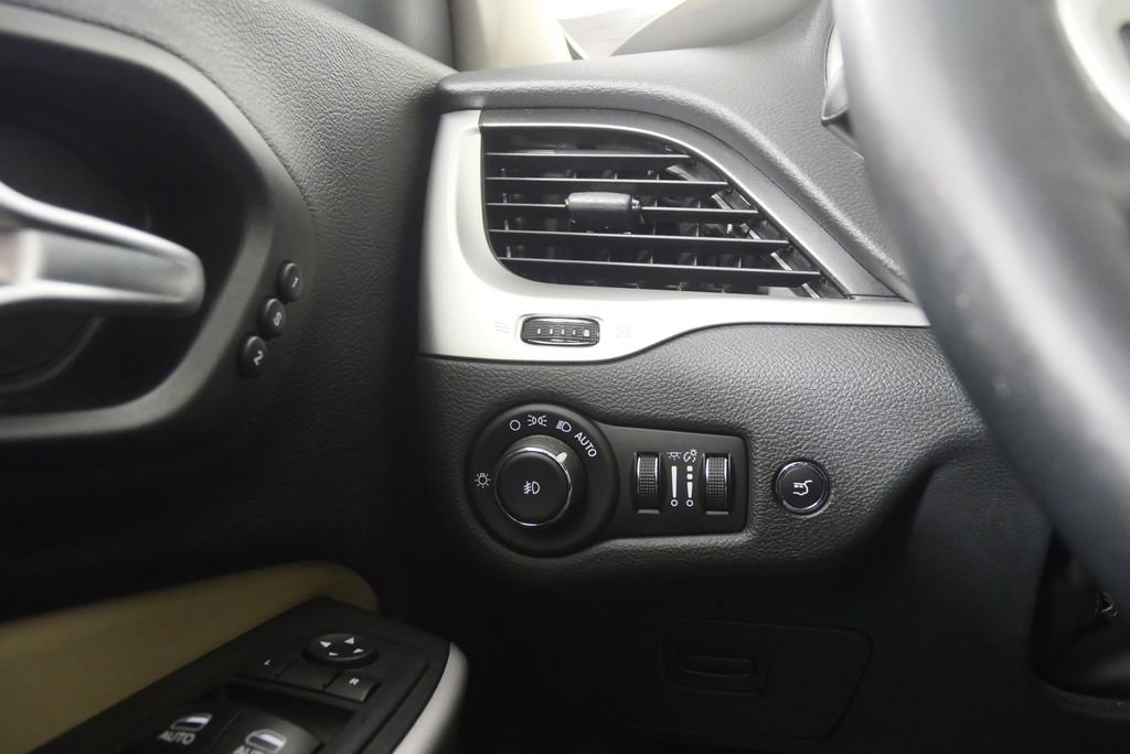 Used 2017 Jeep Cherokee Limited w/ Luxury Group image 19