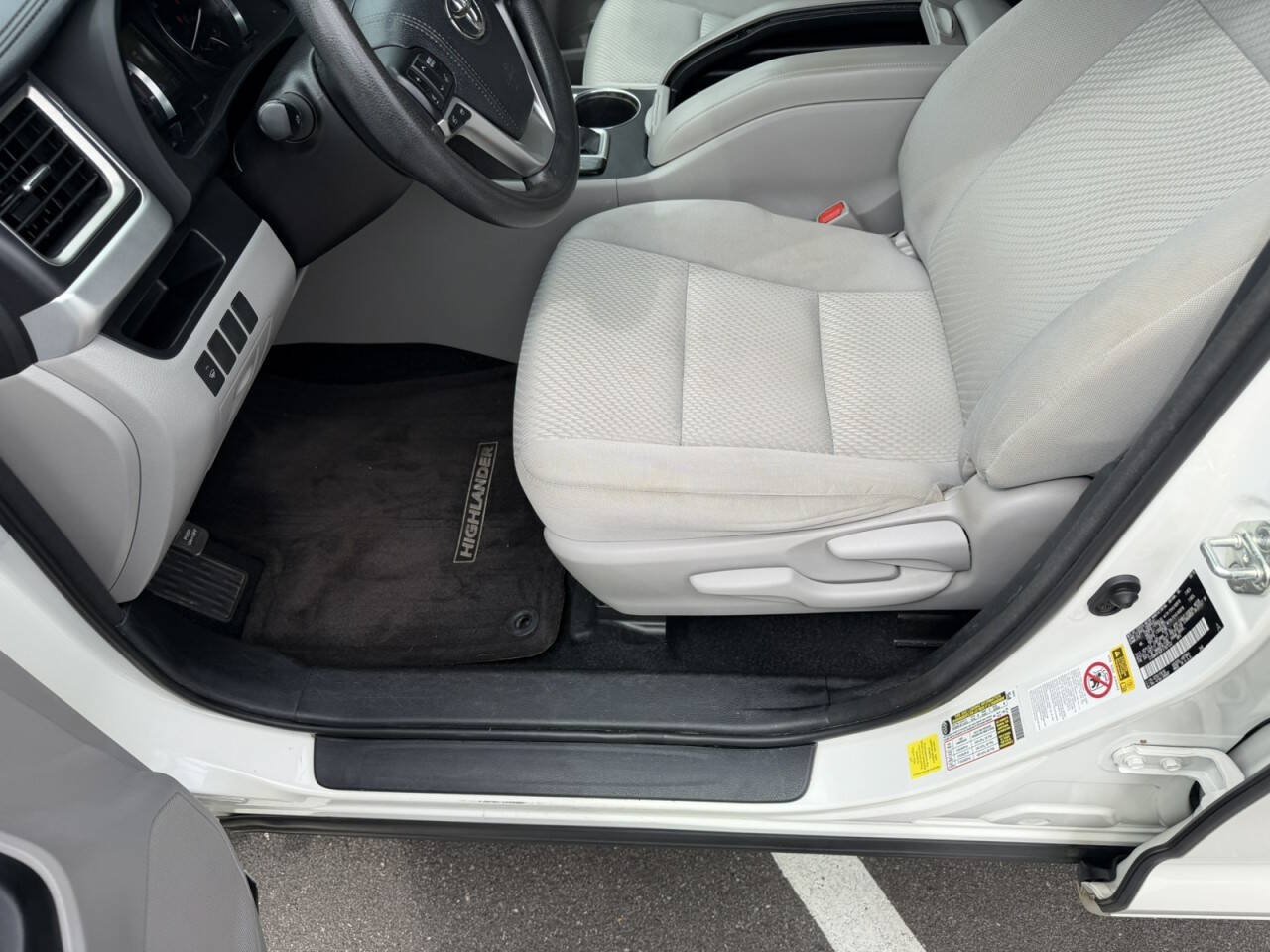 Used 2015 Toyota Highlander LE AWD/4WD image 21