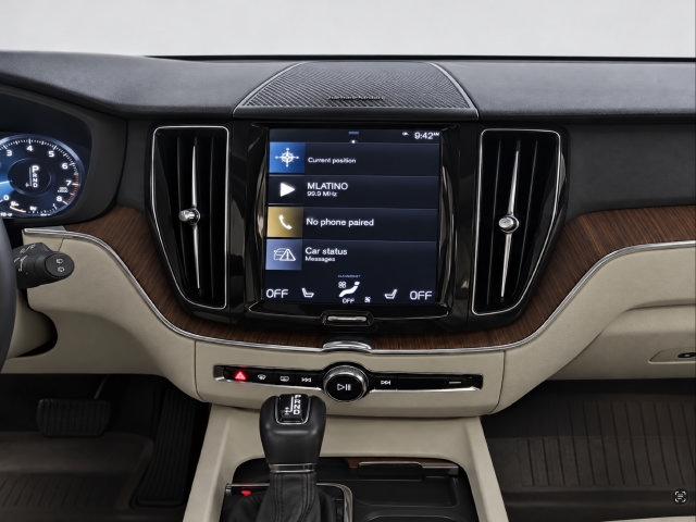 Used 2019 Volvo XC60 T5 Momentum w/ Multimedia Package AWD/4WD image 13
