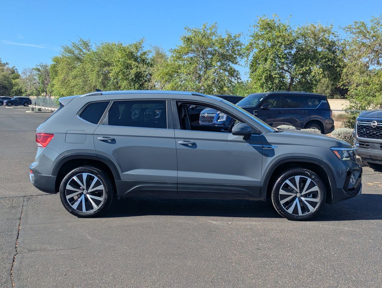 Used 2024 Volkswagen Taos SE w/ Panoramic Sunroof Package FWD image 7