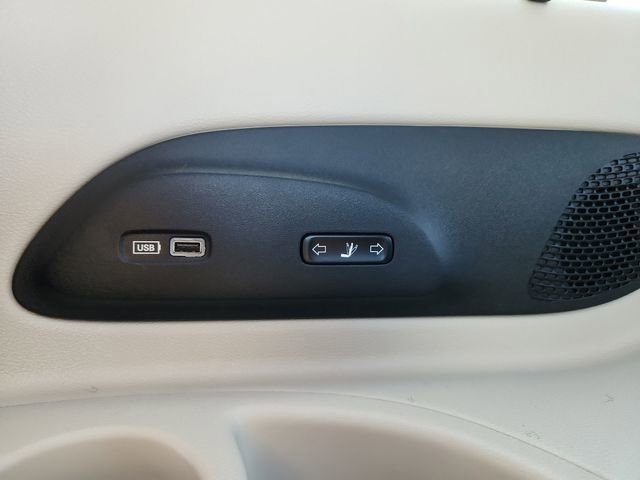 Used 2020 Chrysler Pacifica Limited image 32