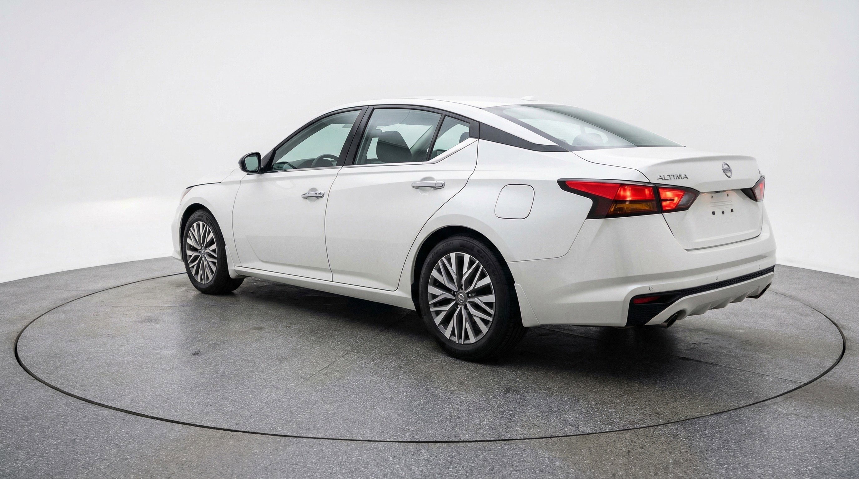 Used 2025 Nissan Altima 2.5 SV FWD image 6