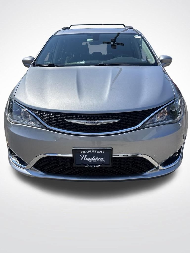 Used 2017 Chrysler Pacifica Touring-L FWD image 4