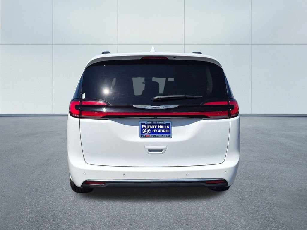 Used 2022 Chrysler Pacifica Touring-L w/ Uconnect Theater Family Group FWD image 5