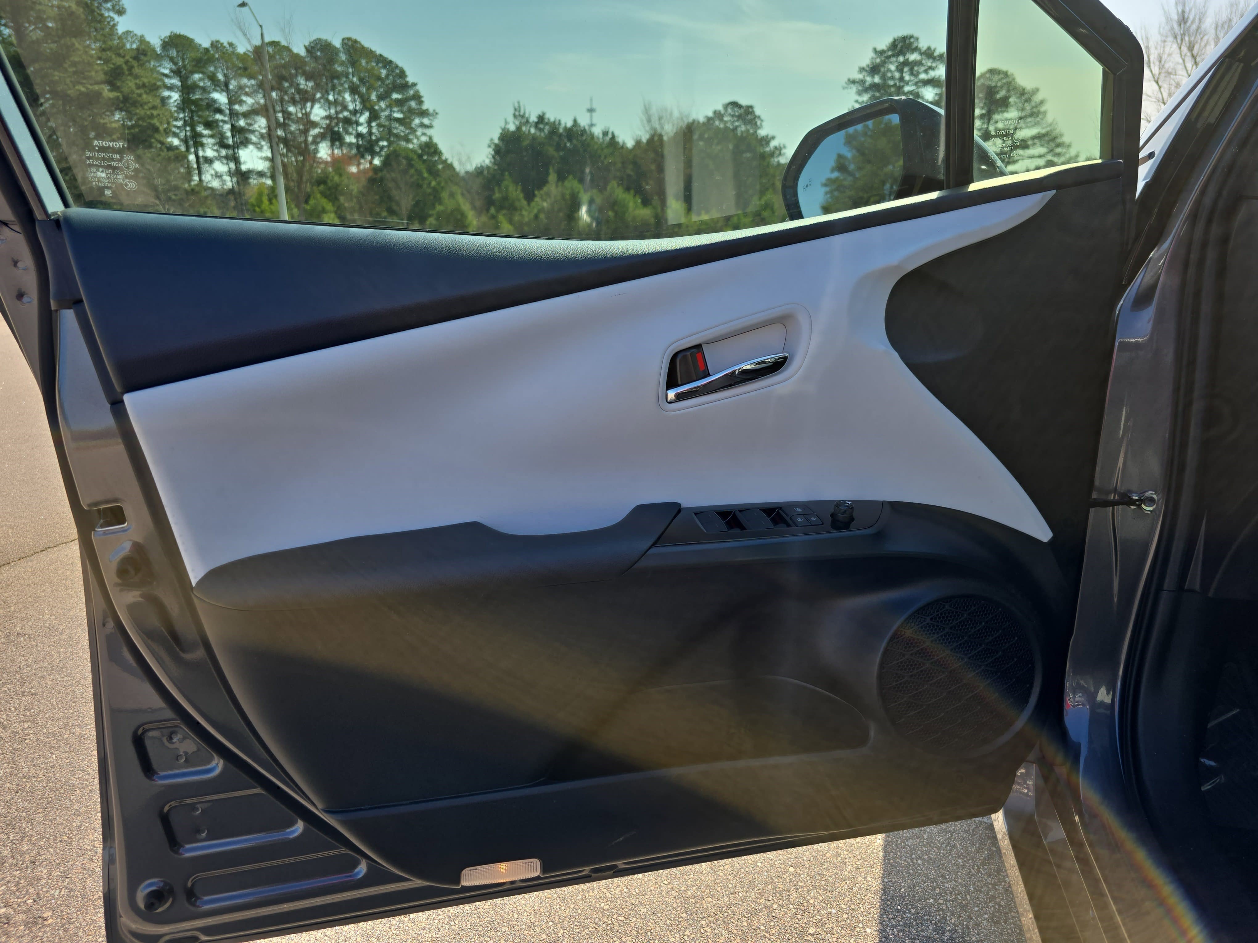 Used 2020 Toyota Prius Limited image 28