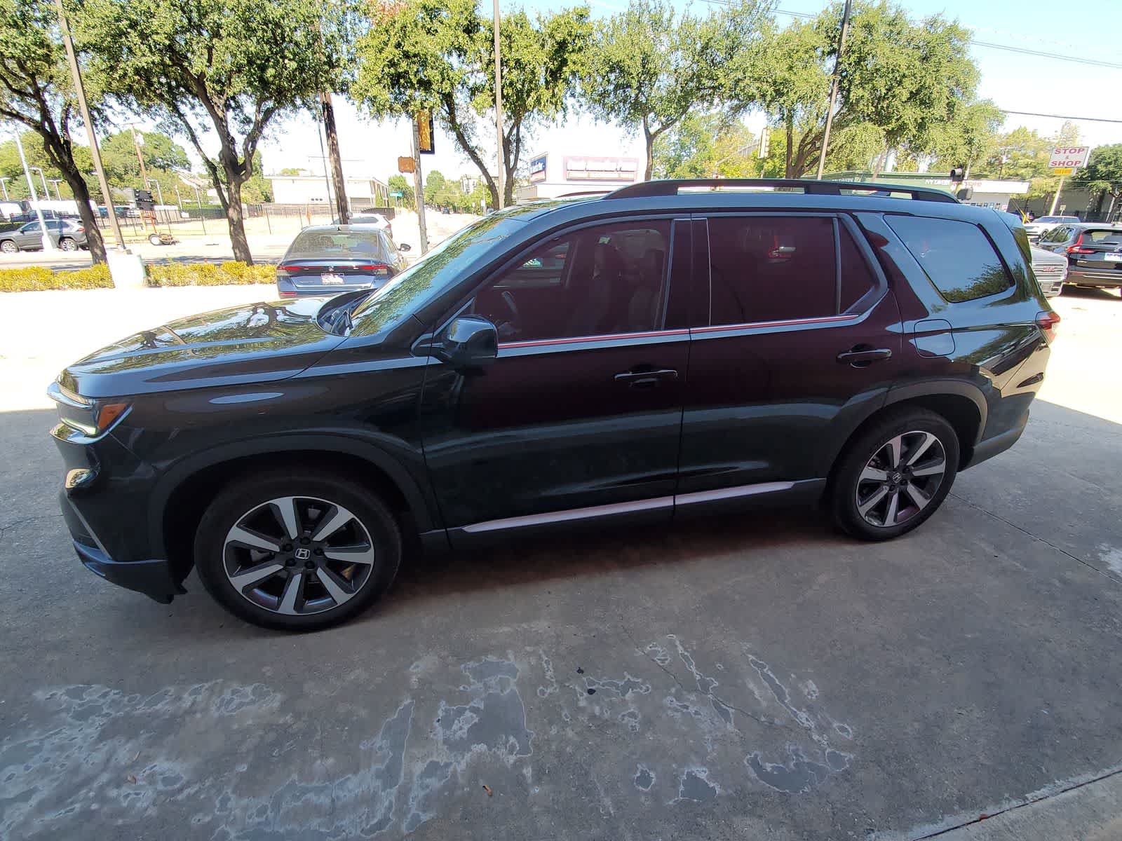 Used 2023 Honda Pilot Touring image 3