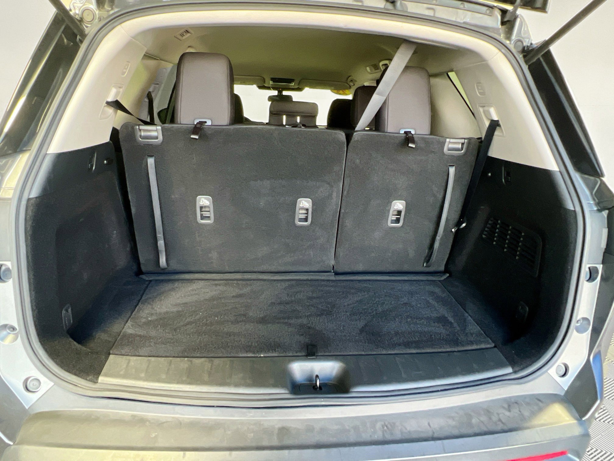 Used 2023 Nissan Pathfinder SV image 34