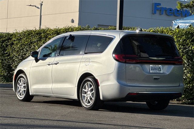 Used 2024 Chrysler Pacifica Touring-L image 6