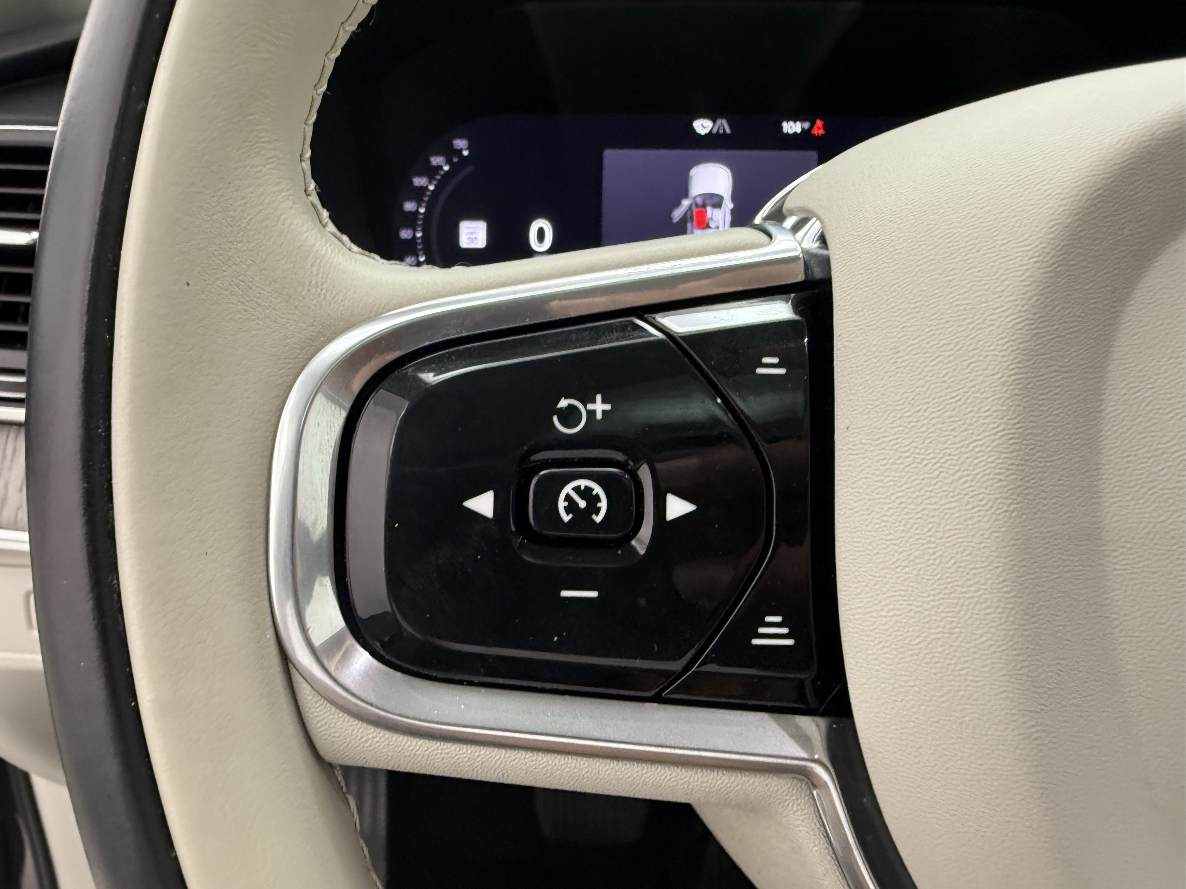 Certified 2023 Volvo XC90 B6 Plus w/ Protection Package Premier AWD/4WD image 17