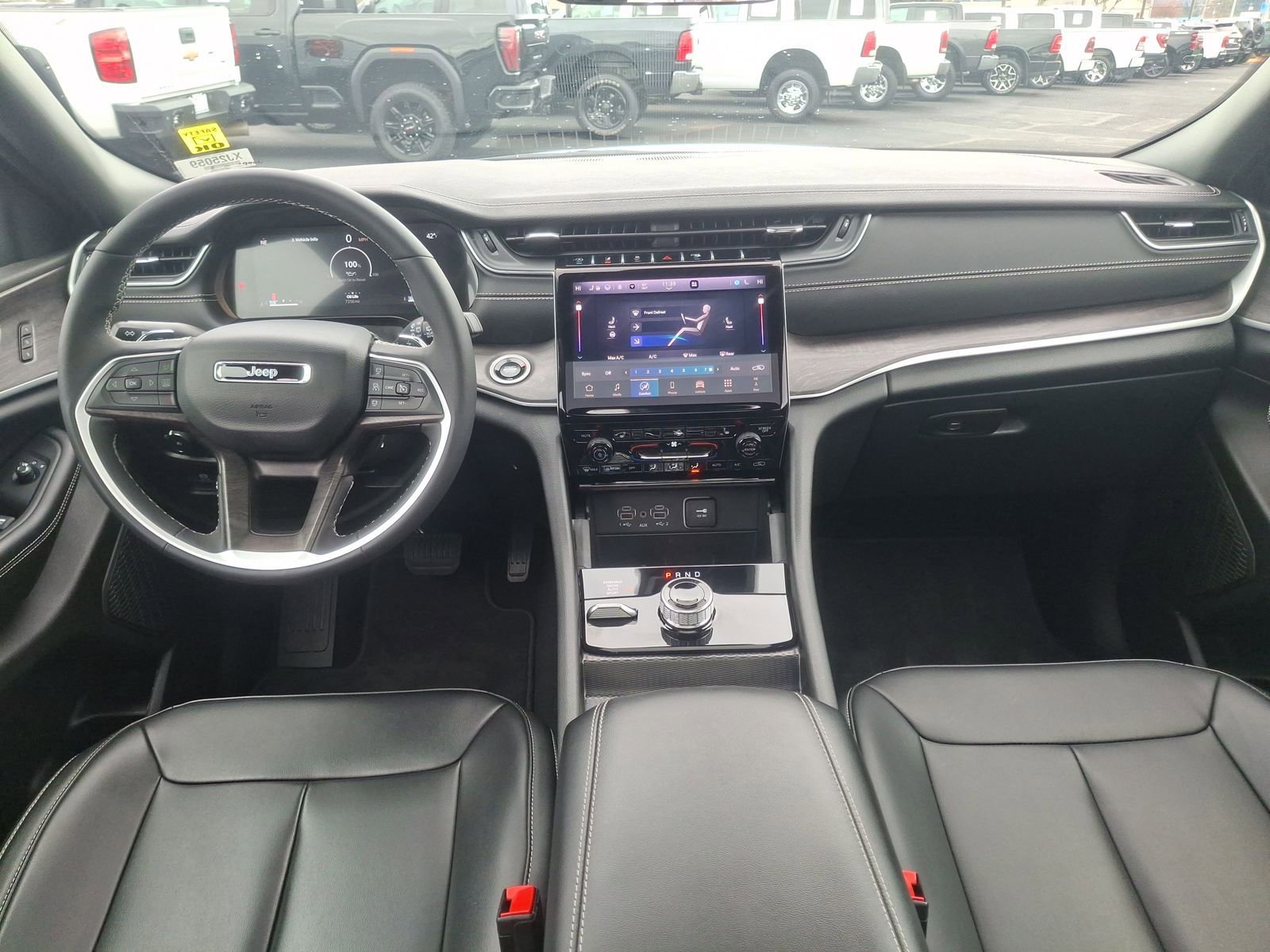 Used 2025 Jeep Grand Cherokee Limited w/ Black Appearance Package AWD/4WD image 9