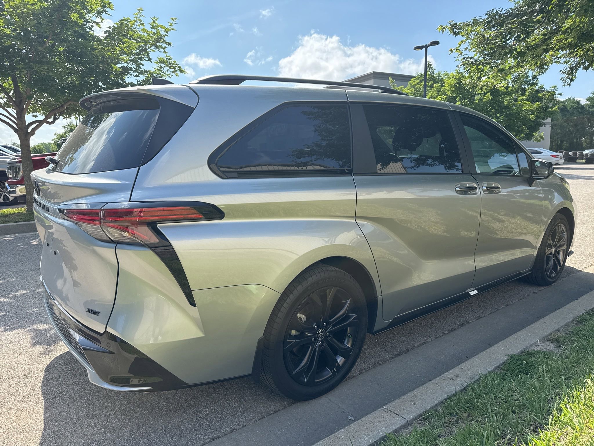 Used 2025 Toyota Sienna XSE w/ XSE Plus Package FWD image 5