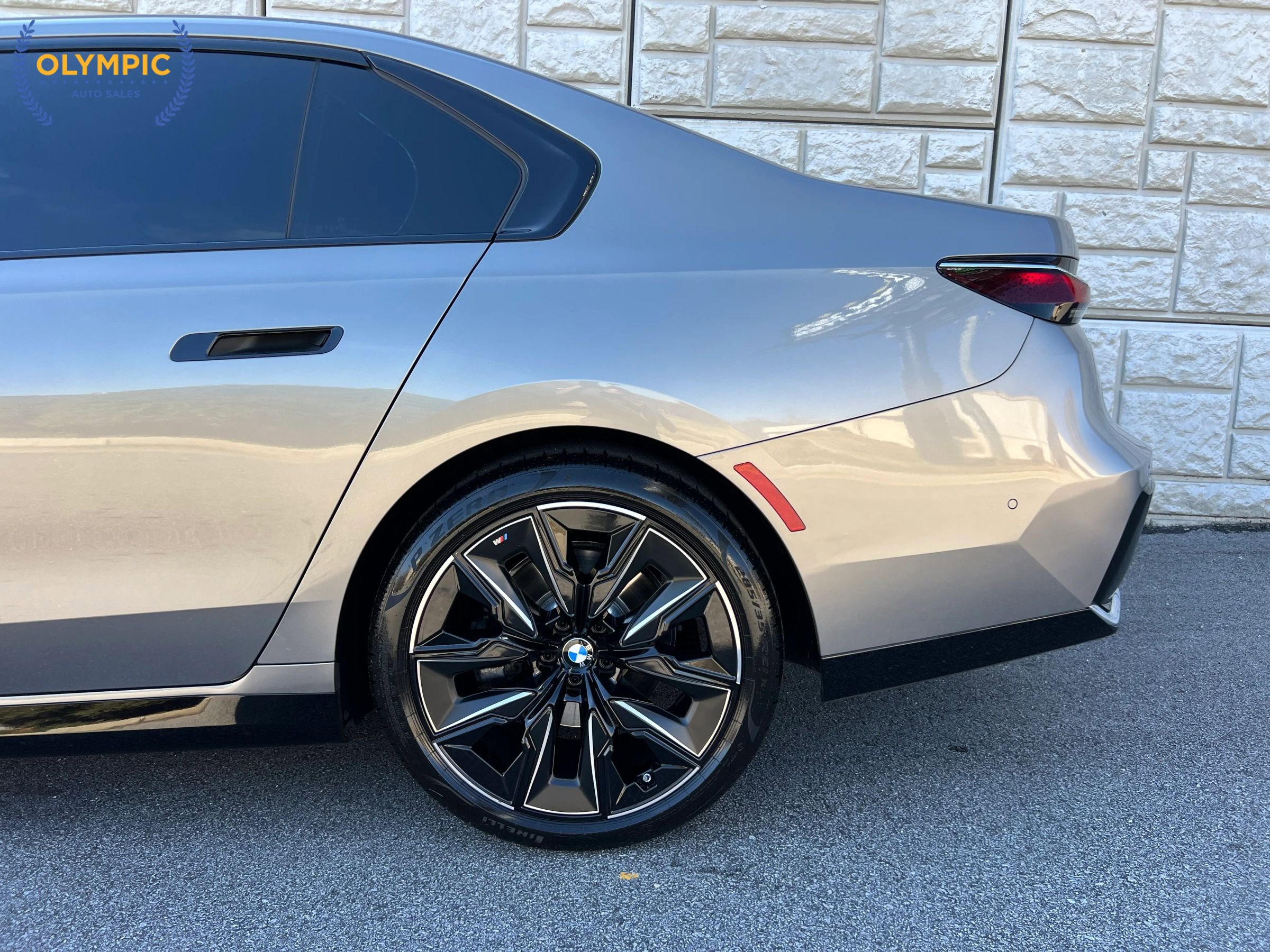 Used 2023 BMW 740i image 10