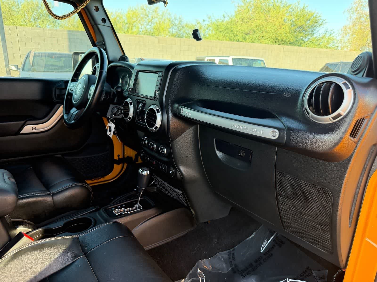 Used 2012 Jeep Wrangler Unlimited Rubicon w/ Connectivity Group AWD/4WD image 11