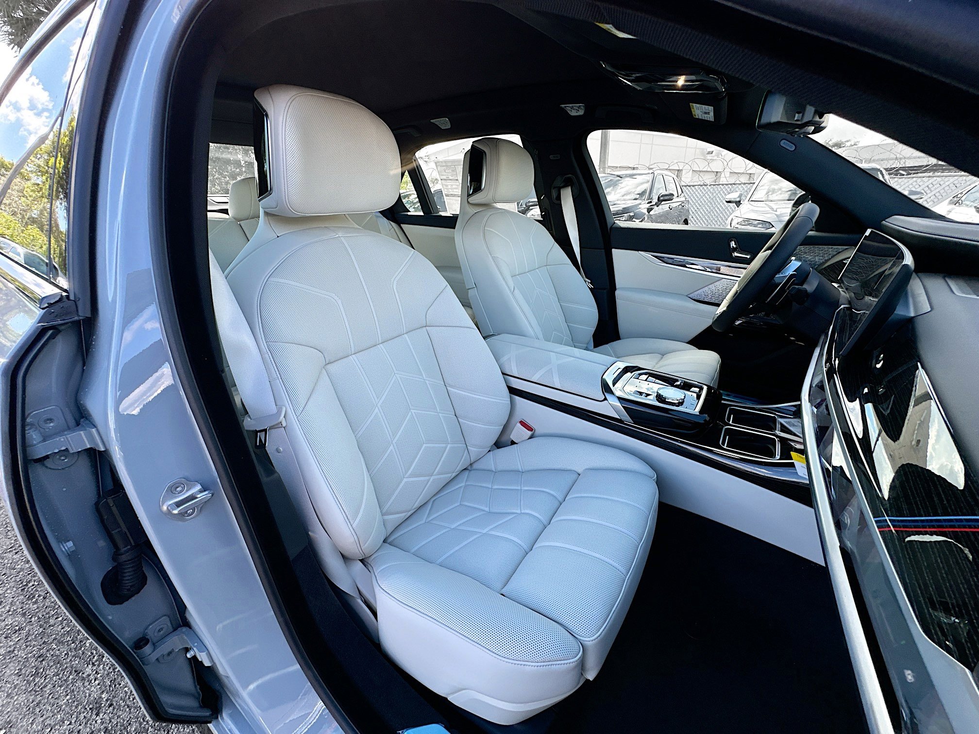 New 2026 BMW 750e xDrive w/ Executive Package image 23