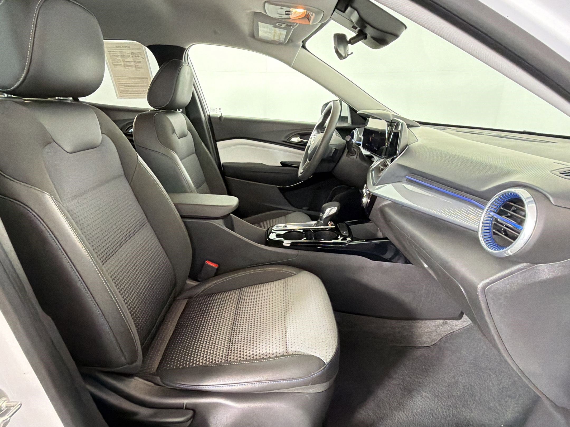 Used 2024 Chevrolet Trax LT FWD image 28