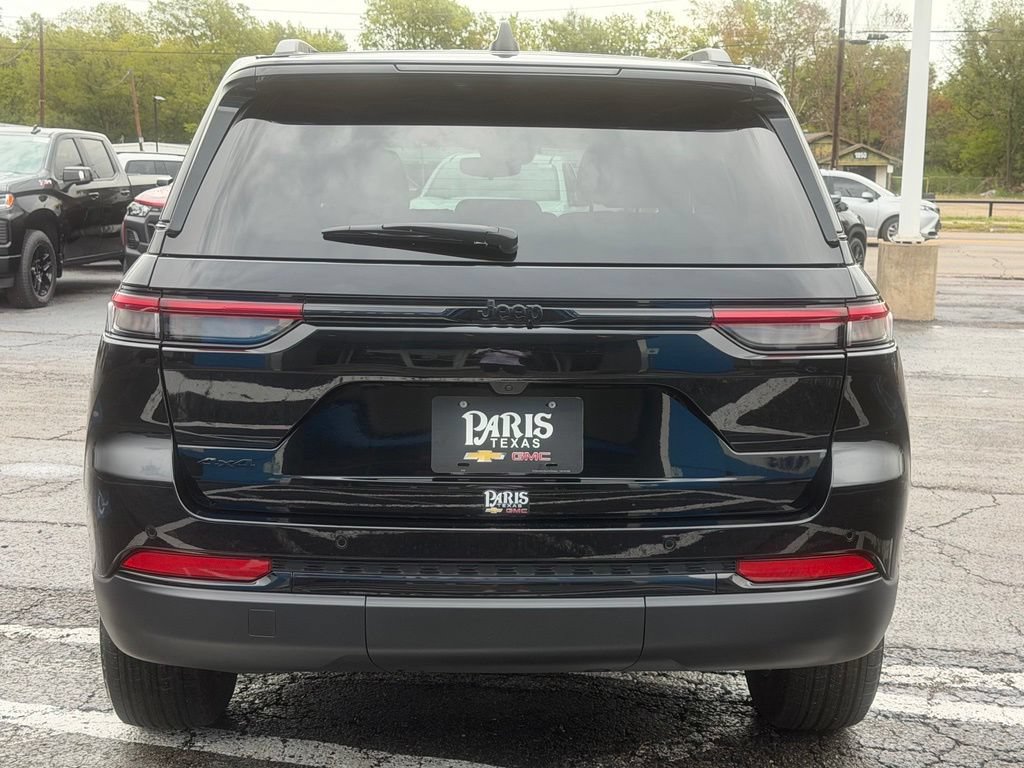 Used 2025 Jeep Grand Cherokee Altitude AWD/4WD image 5