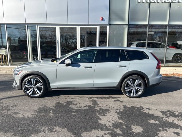 Used 2025 Volvo V60 B5 Cross Country Plus image 2