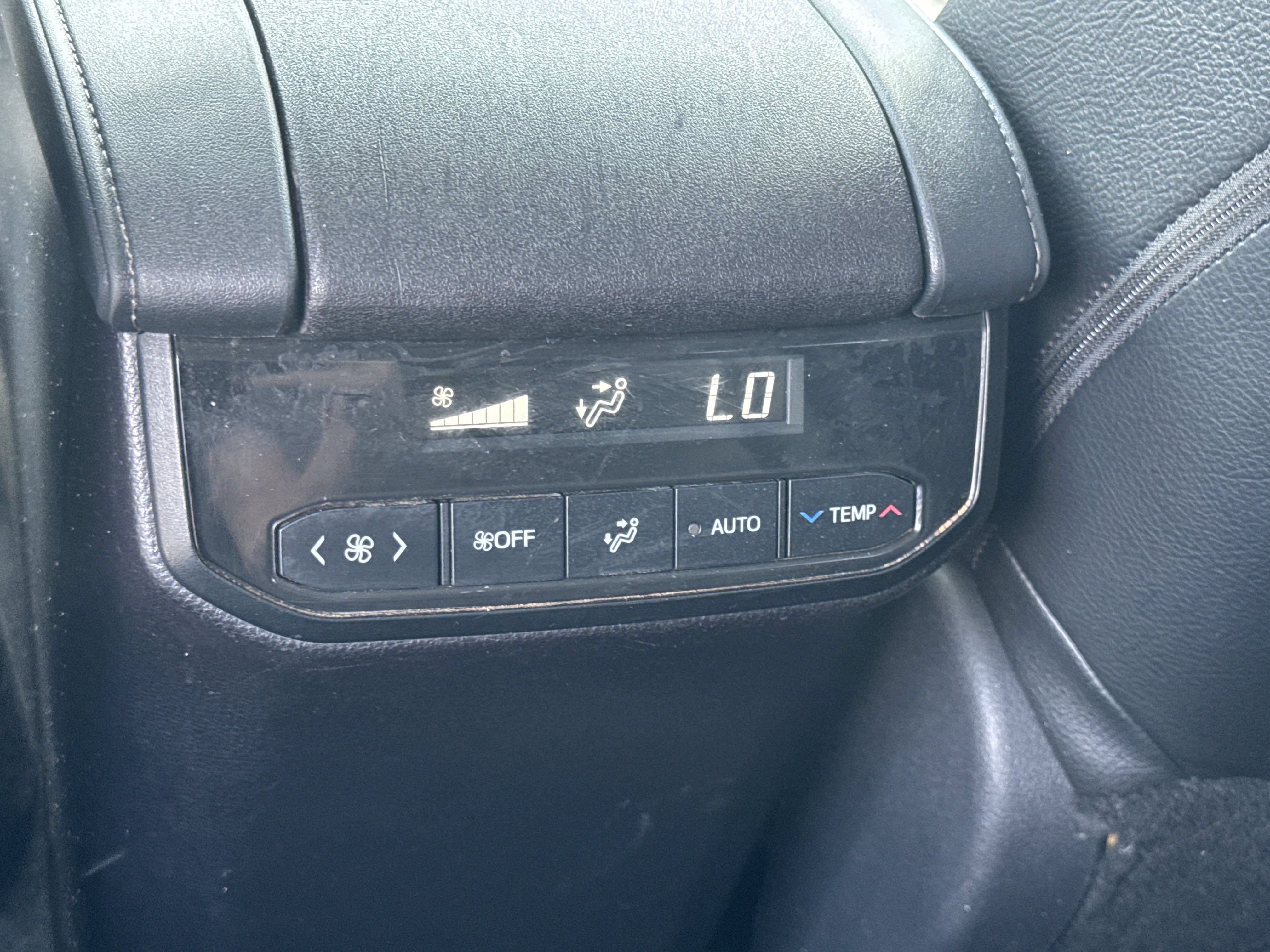 Used 2020 Toyota Highlander LE image 24