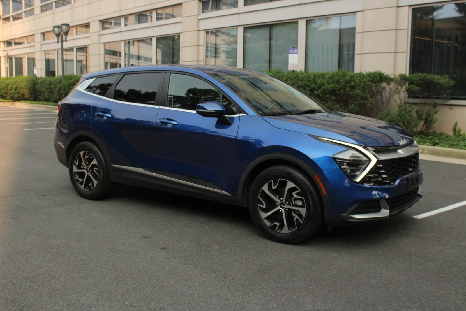 Used 2024 Kia Sportage EX FWD image 2