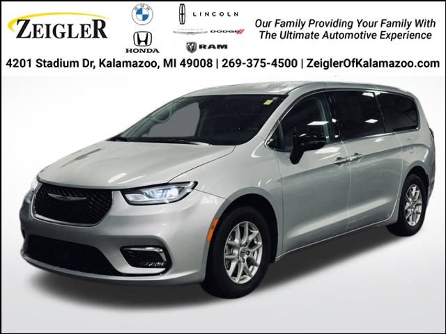 Used 2024 Chrysler Pacifica Touring-L image 1