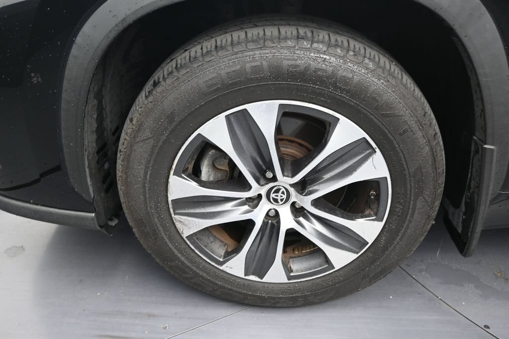 Used 2021 Toyota Highlander XLE AWD/4WD image 9