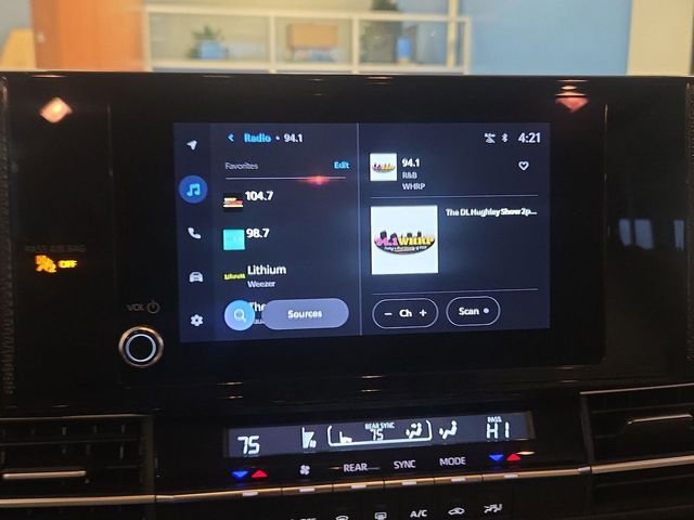 Used 2025 Toyota Sienna LE image 16