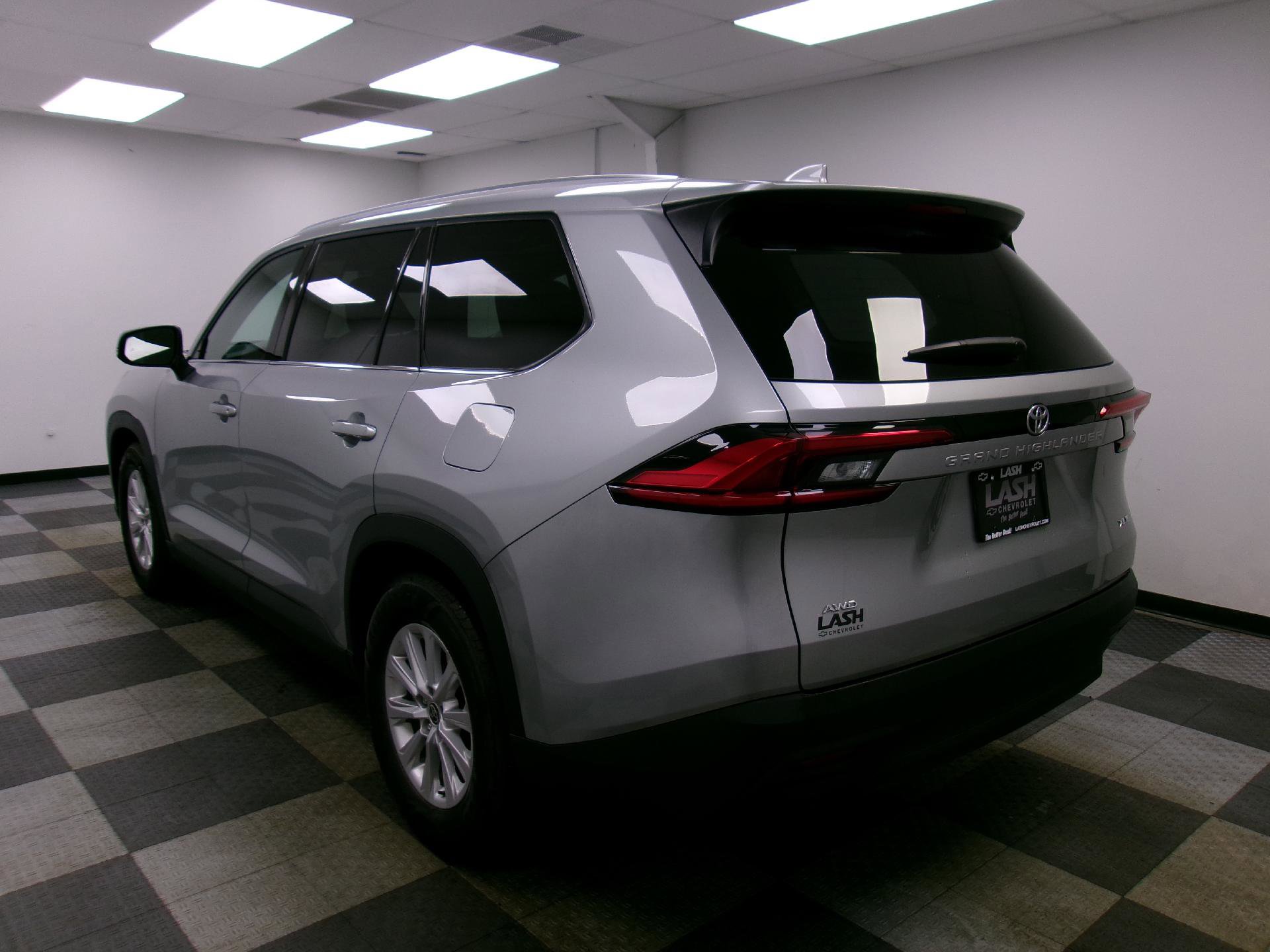 Used 2024 Toyota Grand Highlander AWD image 2
