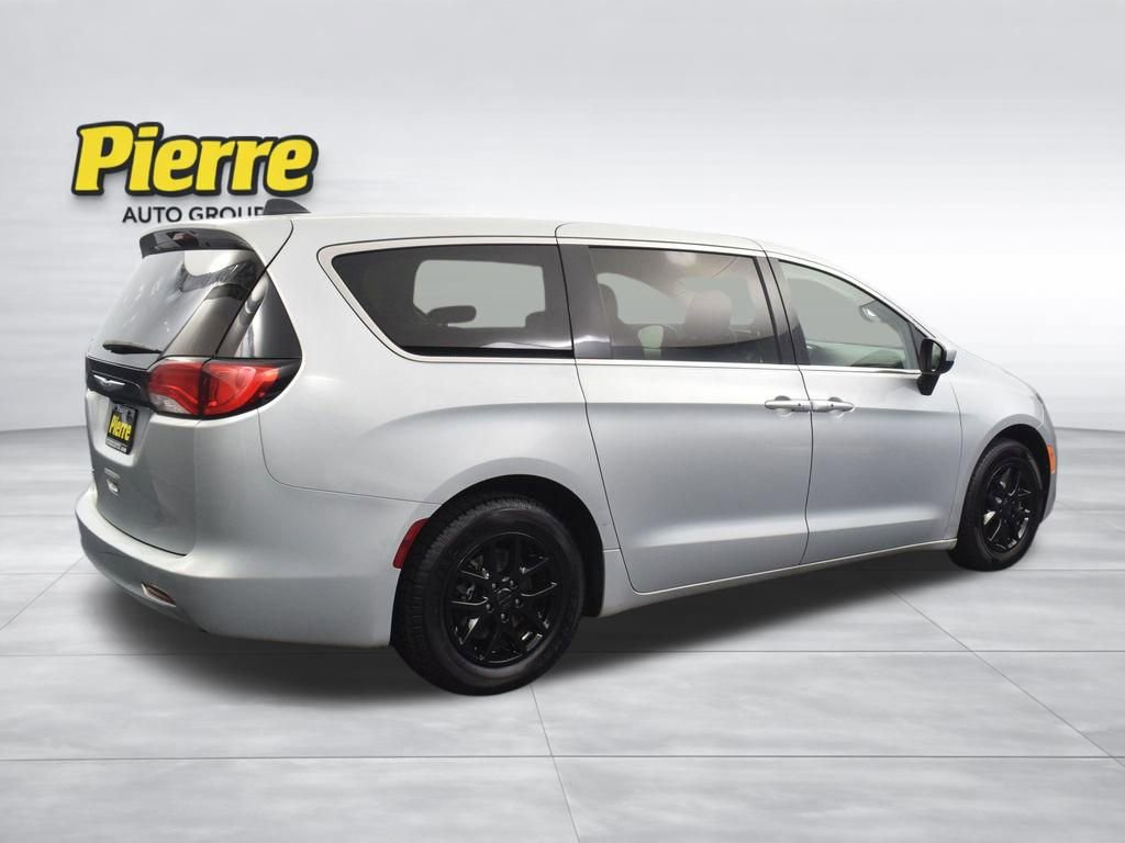 Used 2022 Chrysler Voyager LX FWD image 4