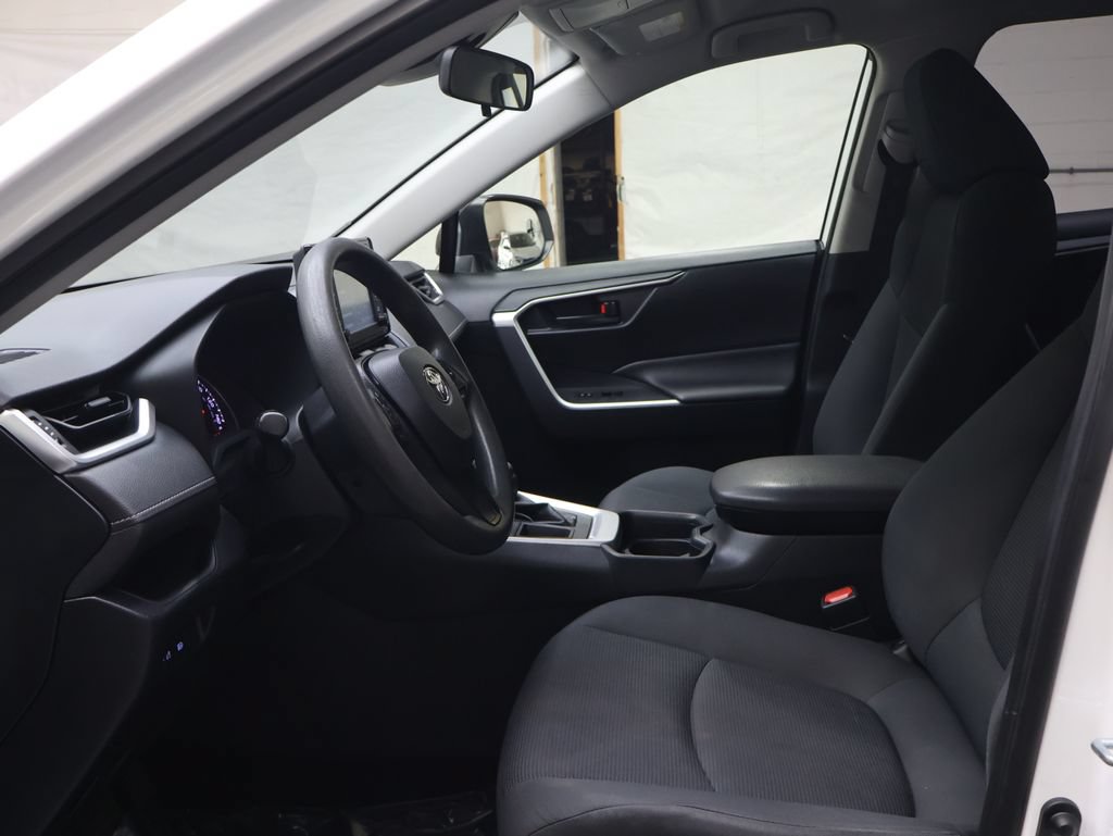 Used 2019 Toyota RAV4 LE FWD image 16