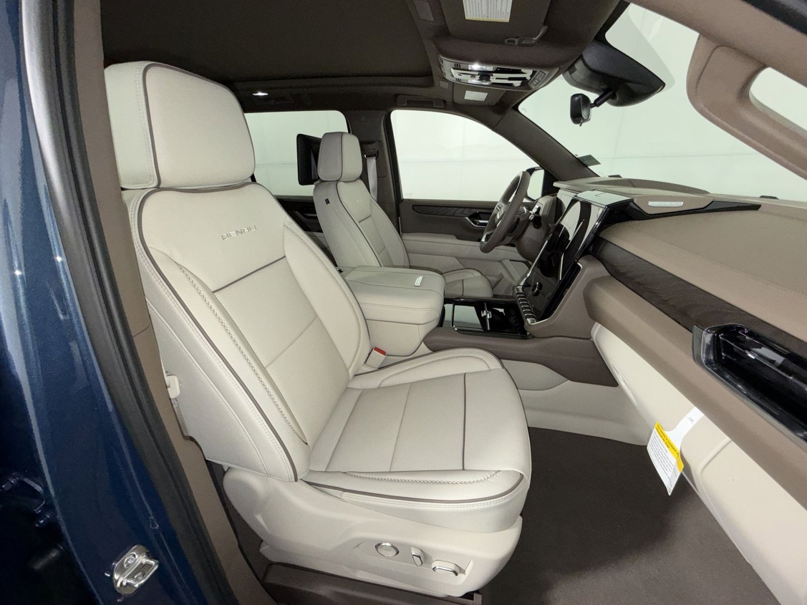 New 2026 GMC Yukon XL Denali w/ Denali Reserve Package image 28