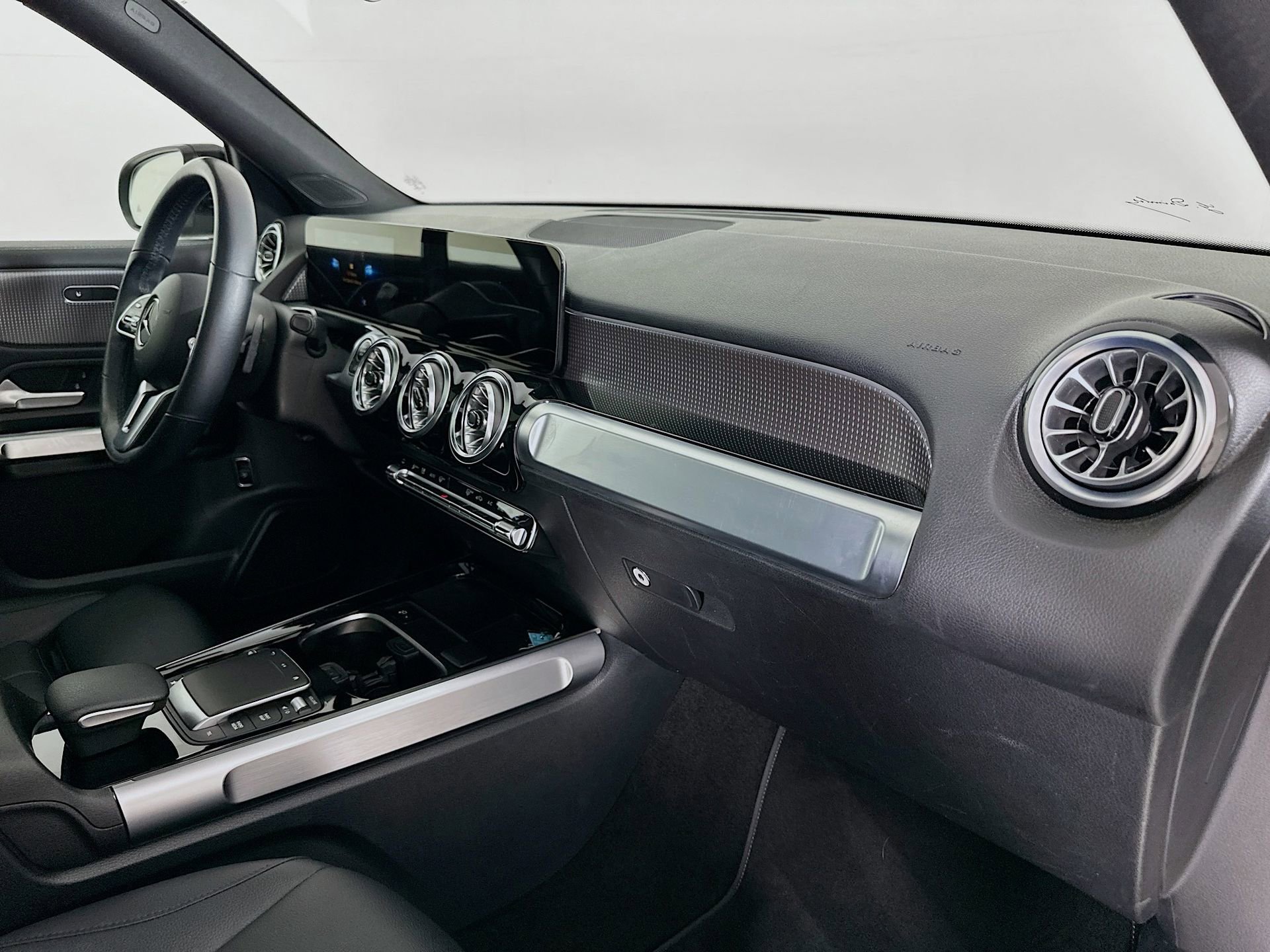 Used 2022 Mercedes-Benz GLB 250 image 30