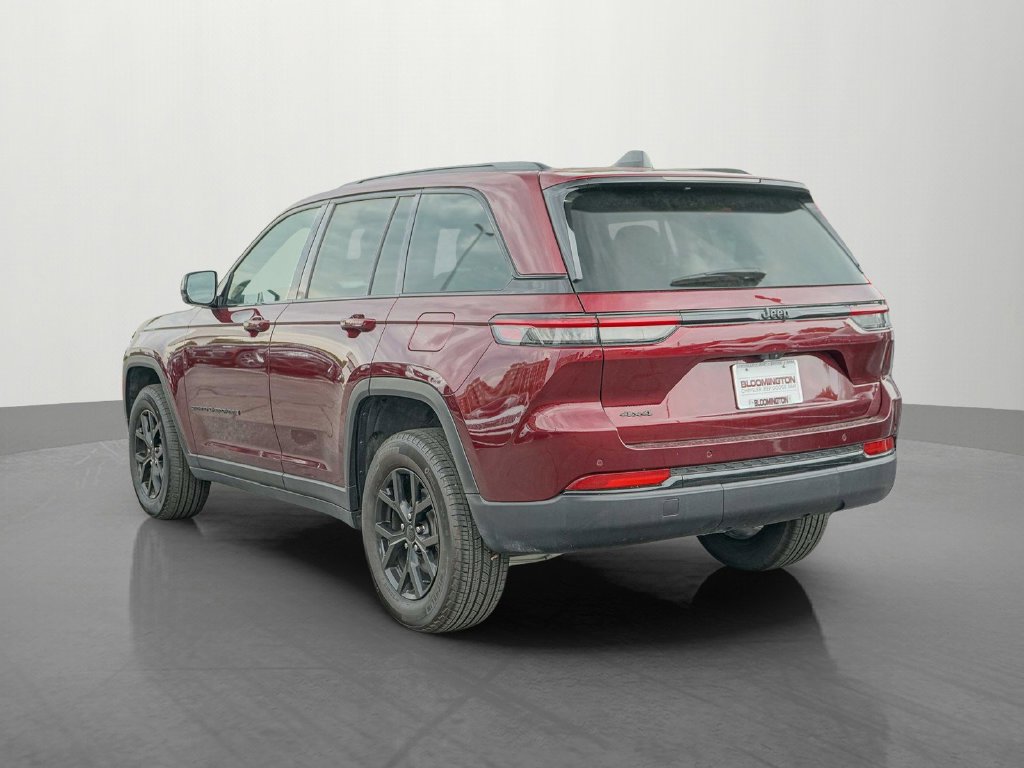 Used 2024 Jeep Grand Cherokee Altitude AWD/4WD image 4