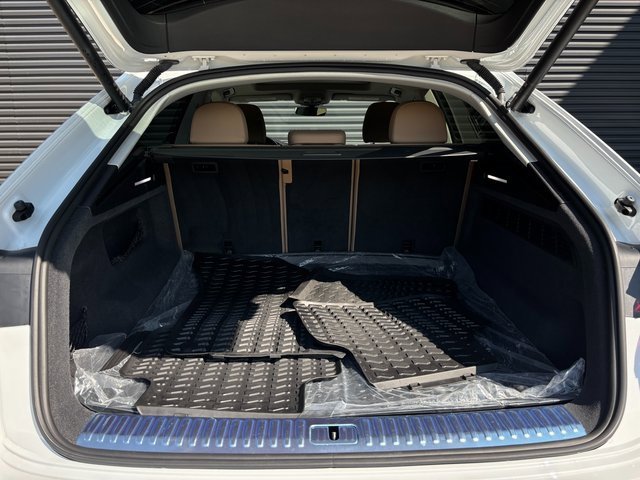 Used 2023 Audi Q8 Premium image 24
