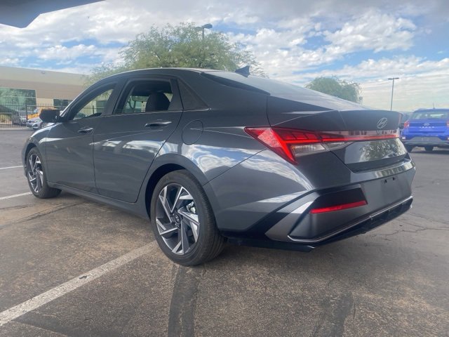 Used 2025 Hyundai Elantra SEL image 2